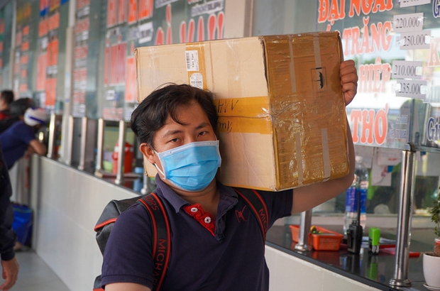 TP.HCM: Bến xe Miền Tây nhộn nhịp người về quê ngày 28 Tết - Ảnh 4.