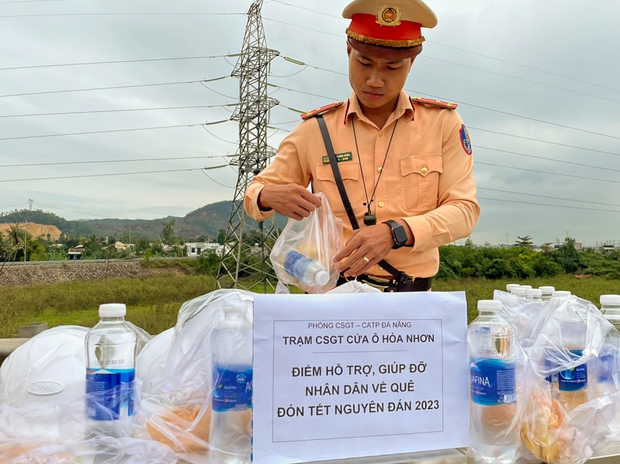 Trên đường về quê ăn Tết, người dân ấm lòng nhận thức ăn, nước uống miễn phí khi qua Đà Nẵng - Ảnh 5.