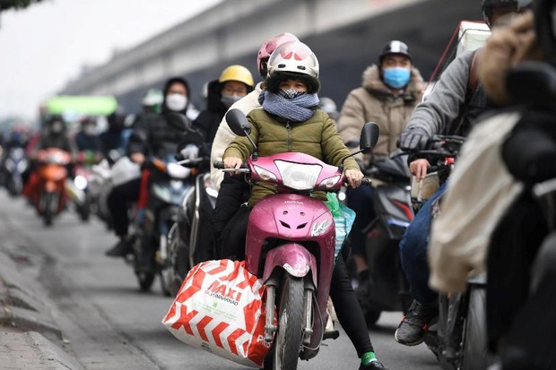 Chiều 28 Tết: Người dân Thủ đô lỉnh kỉnh đồ đạc, hân hoan về quê đón Tết - Ảnh 8. Chiều 28 Tết: Người dân Thủ đô lỉnh kỉnh đồ đạc, hân hoan về quê đón Tết - Ảnh 8.