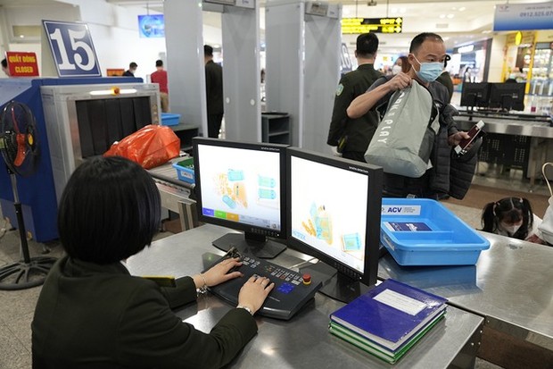 Hôm nay hành khách qua sân bay Nội Bài đông nhất dịp Tết - Ảnh 6.