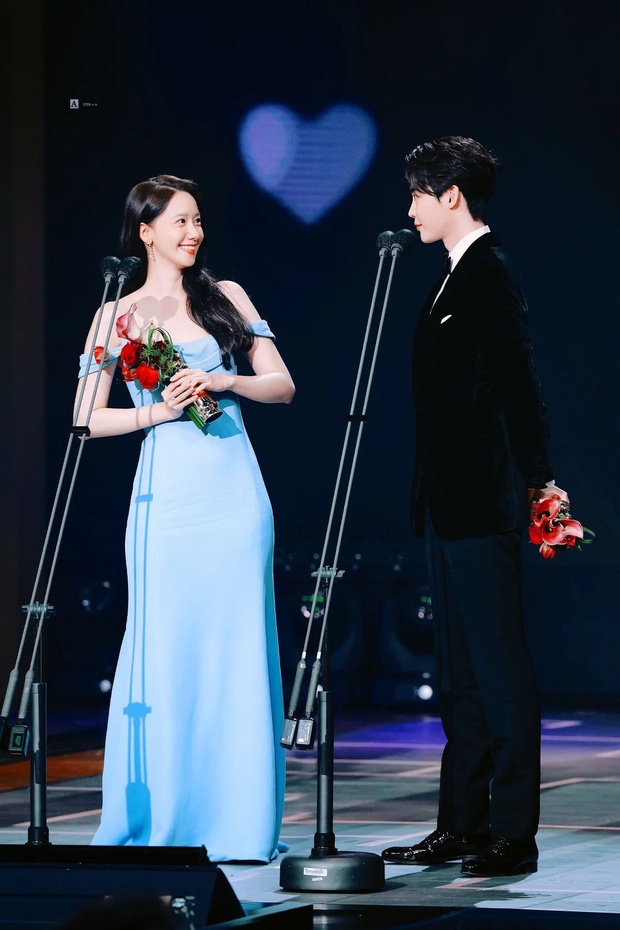 Ngại ngùng nhất lễ trao giải MBC: Lee Jong Suk lỡ lời gọi Yoona là vợ, fan rần rần đòi công bằng cho IU - Ảnh 6.