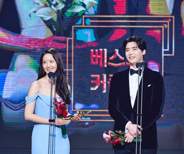 Ngại ngùng nhất lễ trao giải MBC: Lee Jong Suk lỡ lời gọi Yoona là vợ, fan rần rần đòi công bằng cho IU - Ảnh 2.