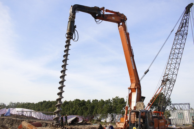 Thông tin mới nhất vụ bé trai 10 tuổi lọt xuống trụ bê tông: Đã xói được 31/36 mét cọc để cứu bé - Ảnh 5.