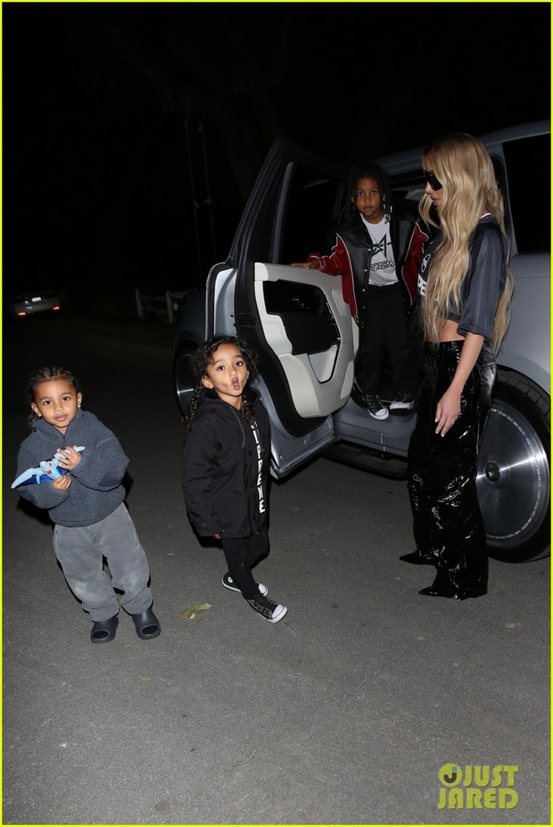 Kim Kardashian gợi cảm đi ăn tối cùng các con - Ảnh 5.