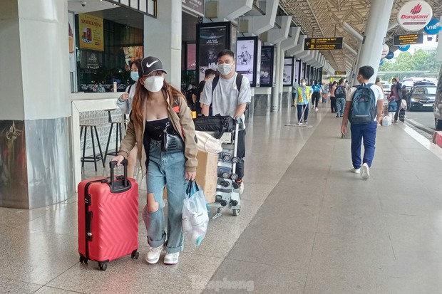 Sân bay Tân Sơn Nhất rất lạ chiều 29 Tết - Ảnh 1.