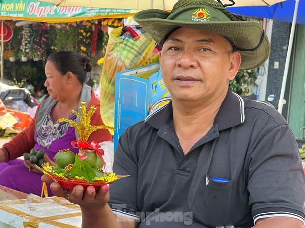 Bán 500 đĩa trầu cau/ngày, tiểu thương kiếm tiền triệu dịp Tết - Ảnh 2.