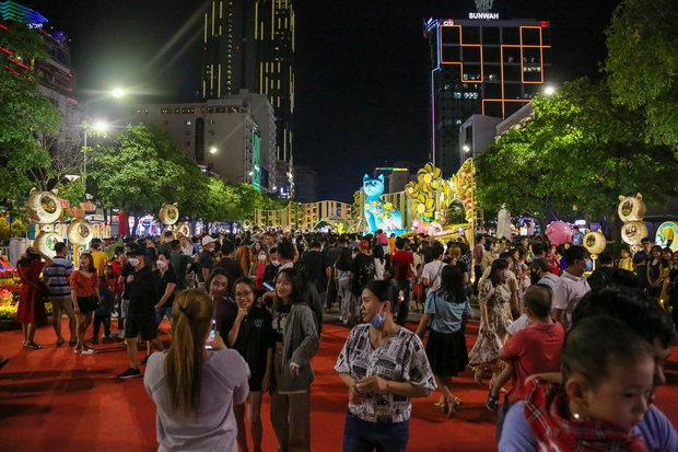 Hàng nghìn người háo hức tham quan đường hoa Nguyễn Huệ Tết Quý Mão trong đêm khai mạc - Ảnh 2.