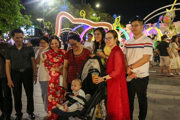 Hàng nghìn người háo hức tham quan đường hoa Nguyễn Huệ Tết Quý Mão trong đêm khai mạc - Ảnh 11.