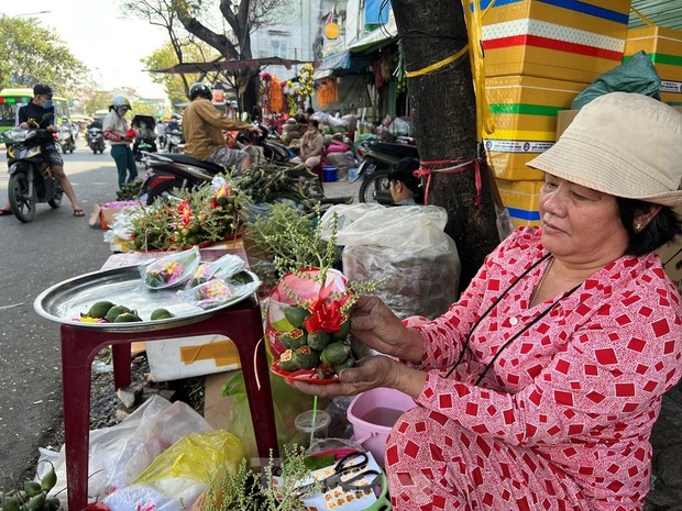 Bán 500 đĩa trầu cau/ngày, tiểu thương kiếm tiền triệu dịp Tết - Ảnh 13.