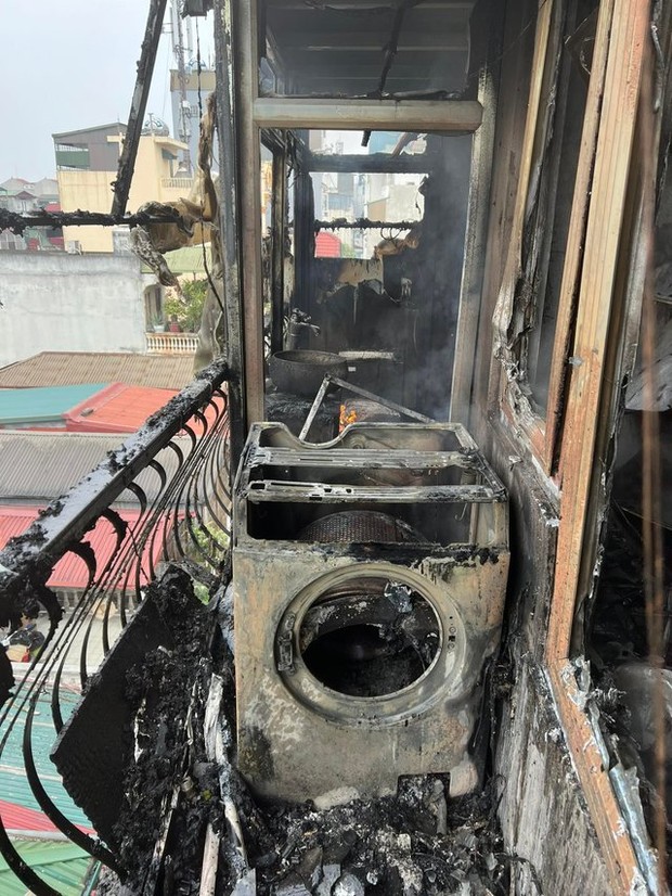 Cháy lớn một ngôi nhà trên phố cổ Hà Nội trong chiều 29 Tết - Ảnh 2.