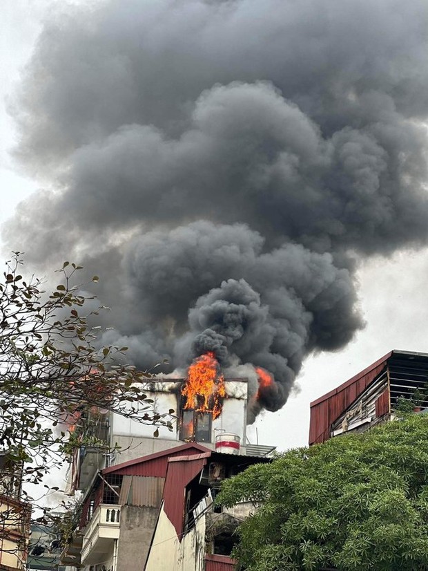 Cháy lớn một ngôi nhà trên phố cổ Hà Nội trong chiều 29 Tết - Ảnh 1.