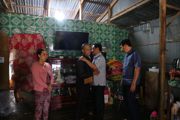 Bộ trưởng Lê Minh Hoan cùng Chủ tịch tỉnh Đồng Tháp thăm, tặng quà gia đình bé Hạo Nam - Ảnh 6.