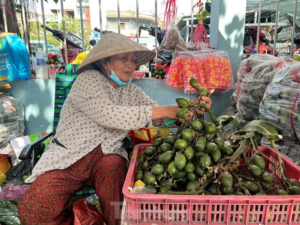 Bán 500 đĩa trầu cau/ngày, tiểu thương kiếm tiền triệu dịp Tết - Ảnh 10.