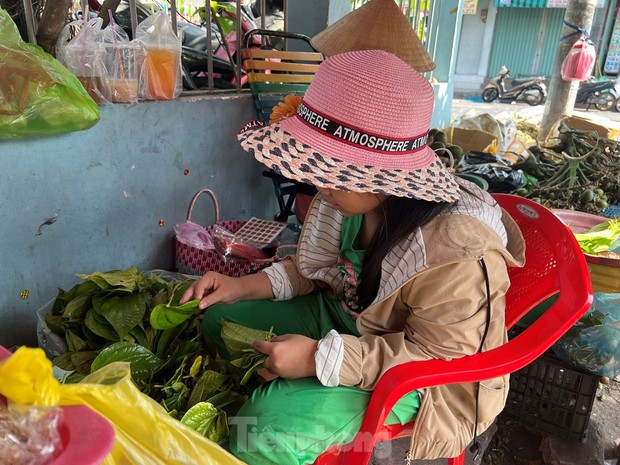 Bán 500 đĩa trầu cau/ngày, tiểu thương kiếm tiền triệu dịp Tết - Ảnh 9.