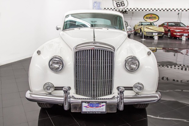 Đại gia Hoàng Kim Khánh úp mở Bentley hàng hiếm trong garage trước Tết, than phiền không có chỗ để xe - Ảnh 4.