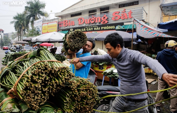 Chợ lá dong lâu đời nhất Hà Nội nhộn nhịp từ sáng đến tối - Ảnh 1.