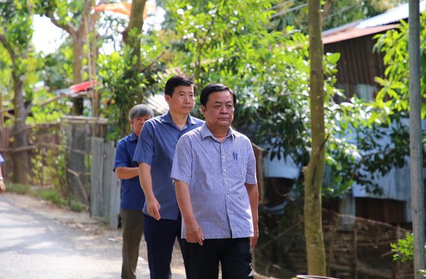 Bộ trưởng Lê Minh Hoan cùng Chủ tịch tỉnh Đồng Tháp thăm, tặng quà gia đình bé Hạo Nam - Ảnh 1.