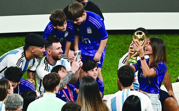 Messi và hai mối tình song song - Ảnh 2.