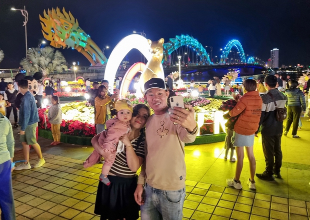 Người dân và du khách ở Đà Nẵng nô nức đổ ra đường trong đêm giao thừa - Ảnh 7. Người dân và du khách ở Đà Nẵng nô nức đổ ra đường trong đêm giao thừa - Ảnh 7.