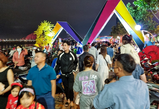 Người dân và du khách ở Đà Nẵng nô nức đổ ra đường trong đêm giao thừa - Ảnh 5. Người dân và du khách ở Đà Nẵng nô nức đổ ra đường trong đêm giao thừa - Ảnh 5.
