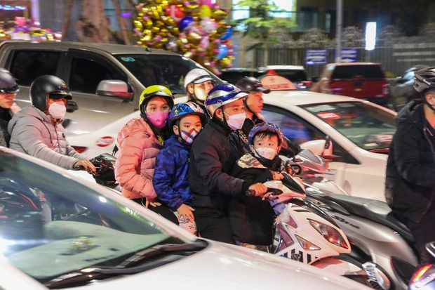 Người dân và du khách ở Đà Nẵng nô nức đổ ra đường trong đêm giao thừa - Ảnh 3.