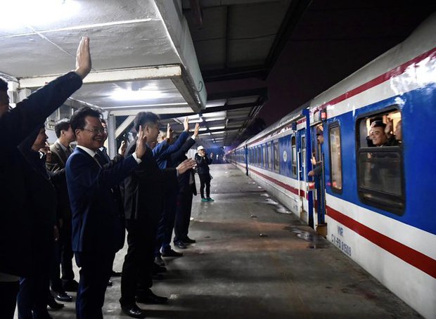 Chuyến tàu cuối cùng năm Nhâm Dần rời ga Hà Nội, đưa hành khách về quê đón Tết - Ảnh 1.
