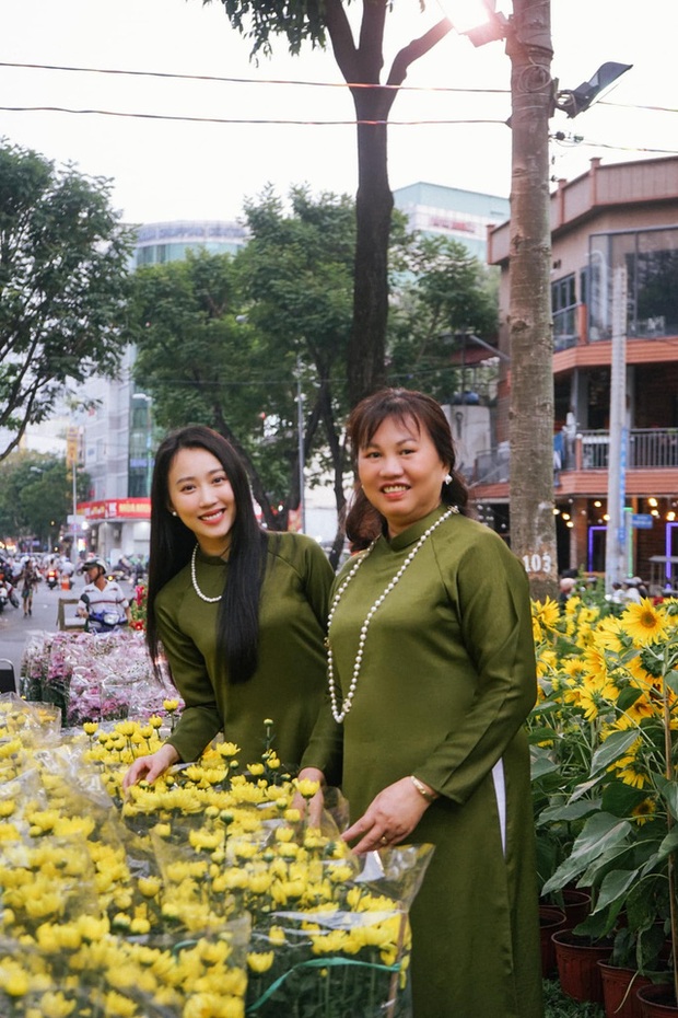 Sao Việt diện áo dài đôi: Vợ chồng Phương Nga rạng rỡ, Huỳnh Hồng Loan dịu dàng bên mẹ - Ảnh 4.