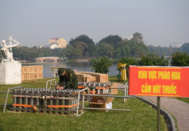 Cận cảnh điểm bắn pháo hoa tầm cao kết hợp tầm thấp tại công viên Thống Nhất - Ảnh 10.