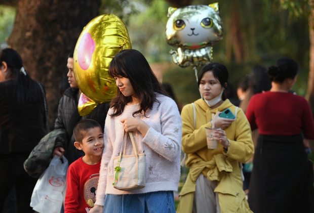 Người dân xúng xính áo dài đổ về hồ Gươm dạo chơi, chụp ảnh trong ngày cuối năm Nhâm Dần - Ảnh 13.
