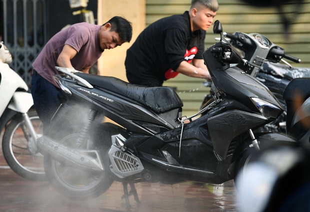 Chiều tất niên, nhiều cửa hàng rửa xe phải từ chối nhận khách dù giá rửa khá cao - Ảnh 8. Chiều tất niên, nhiều cửa hàng rửa xe phải từ chối nhận khách dù giá rửa khá cao - Ảnh 8.