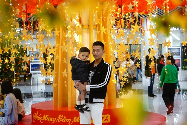 Người dân và du khách ở Đà Nẵng nô nức đổ ra đường trong đêm giao thừa - Ảnh 15. Người dân và du khách ở Đà Nẵng nô nức đổ ra đường trong đêm giao thừa - Ảnh 15.