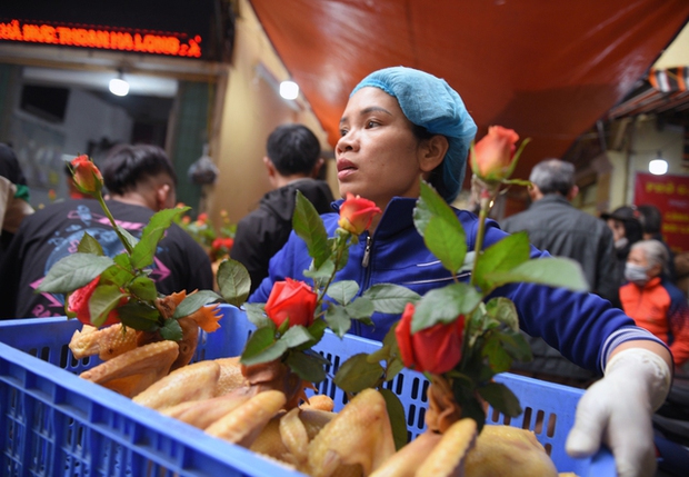 Cảnh mua bán gà luộc sáng 30 Tết ở Hà Nội: Nhân viên dán QR code thanh toán lên áo để kịp phục vụ - Ảnh 9.