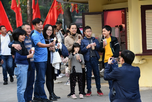 Người dân xúng xính áo dài đổ về hồ Gươm dạo chơi, chụp ảnh trong ngày cuối năm Nhâm Dần - Ảnh 12.
