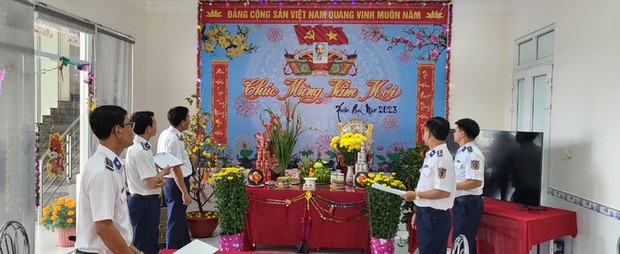 Người dân miền Tây xuống đường xem pháo hoa, đón giao thừa - Ảnh 19.
