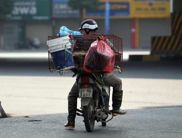 Dịch vụ vặt lông gà đông đúc ngày cuối cùng của năm 2022 - Ảnh 9.
