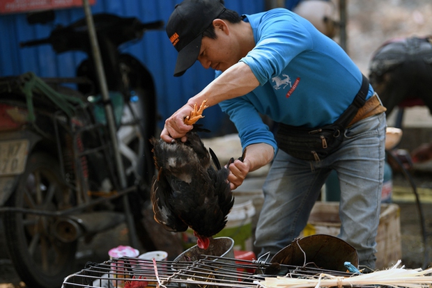 Dịch vụ vặt lông gà đông đúc ngày cuối cùng của năm 2022 - Ảnh 8.