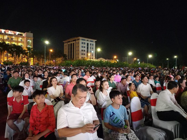 Người dân miền Tây xuống đường xem pháo hoa, đón giao thừa - Ảnh 17.