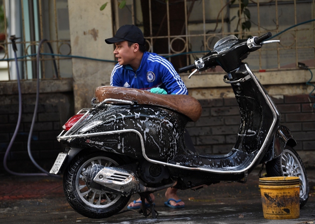 Chiều tất niên, nhiều cửa hàng rửa xe phải từ chối nhận khách dù giá rửa khá cao - Ảnh 4. Chiều tất niên, nhiều cửa hàng rửa xe phải từ chối nhận khách dù giá rửa khá cao - Ảnh 4.