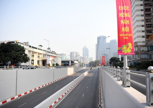 Những tuyến phố Hà Nội hằng ngày đông đúc bỗng yên bình trong ngày 30 Tết - Ảnh 5.