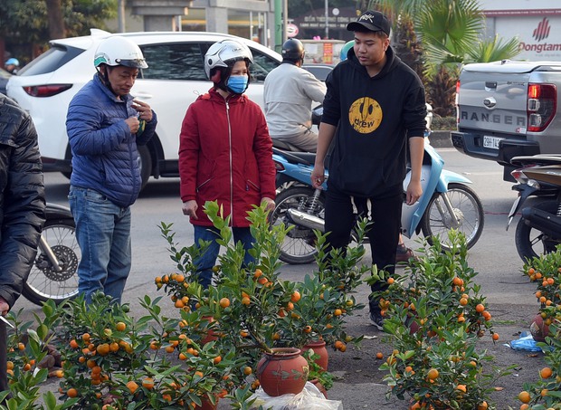 Tiểu thương bẻ đào, vặt nụ sau khi bị ép giá chiều 30 Tết - Ảnh 4.