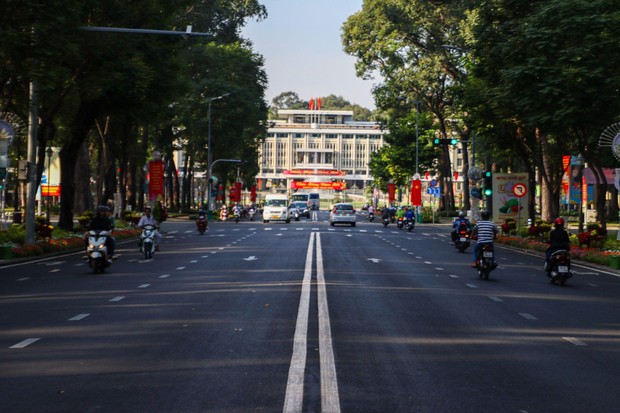 Thành phố Hồ Chí Minh vắng vẻ vào sáng 30 Tết - Ảnh 1.
