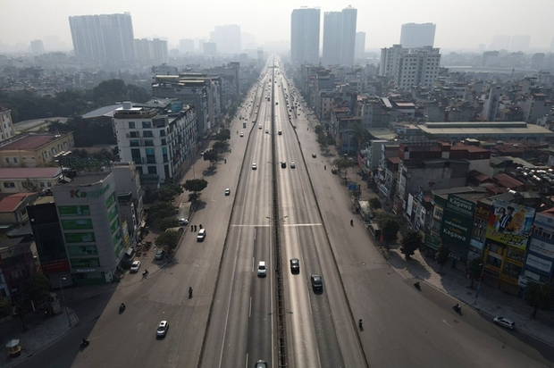 Những tuyến phố Hà Nội hằng ngày đông đúc bỗng yên bình trong ngày 30 Tết - Ảnh 4.