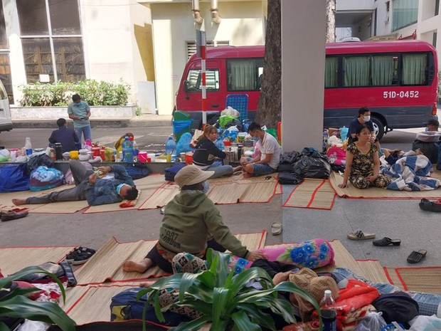Rưng rưng tình phụ tử ở Bệnh viện Chợ Rẫy chiều 30 Tết - Ảnh 3.