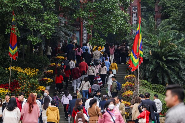 Hàng nghìn người dân đổ về Đền Hùng đi lễ ngày đầu năm - Ảnh 4.