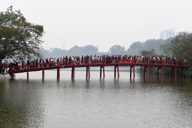 Người dân đổ ra đường du xuân trong ngày đầu tiên của năm Quý Mão - Ảnh 5.
