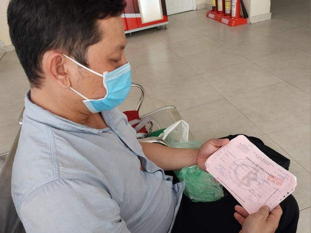 Rưng rưng tình phụ tử ở Bệnh viện Chợ Rẫy chiều 30 Tết - Ảnh 2.