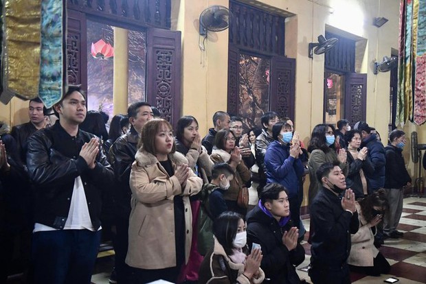 Sau thời khắc giao thừa người dân Hà Nội đi lễ chùa cầu bình an - Ảnh 10.