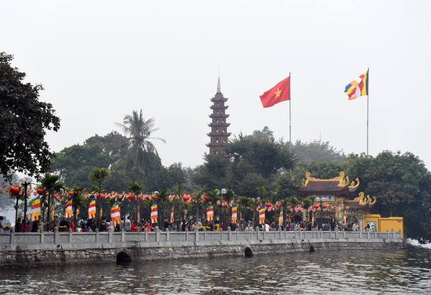 Người dân đổ ra đường du xuân trong ngày đầu tiên của năm Quý Mão - Ảnh 12.