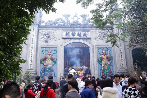 Hàng nghìn người dân đổ về Đền Hùng đi lễ ngày đầu năm - Ảnh 10.