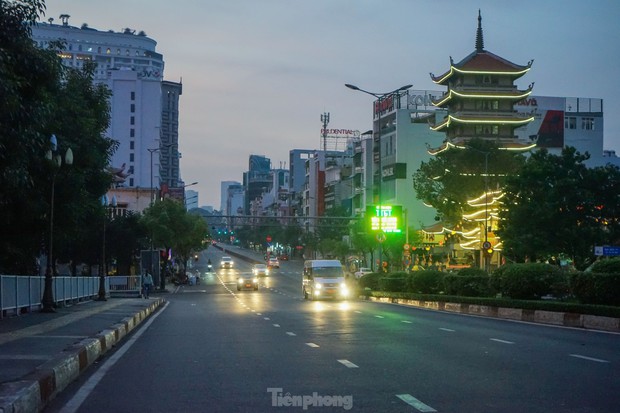 TP.HCM rất lạ sáng mùng Một Tết - Ảnh 4.